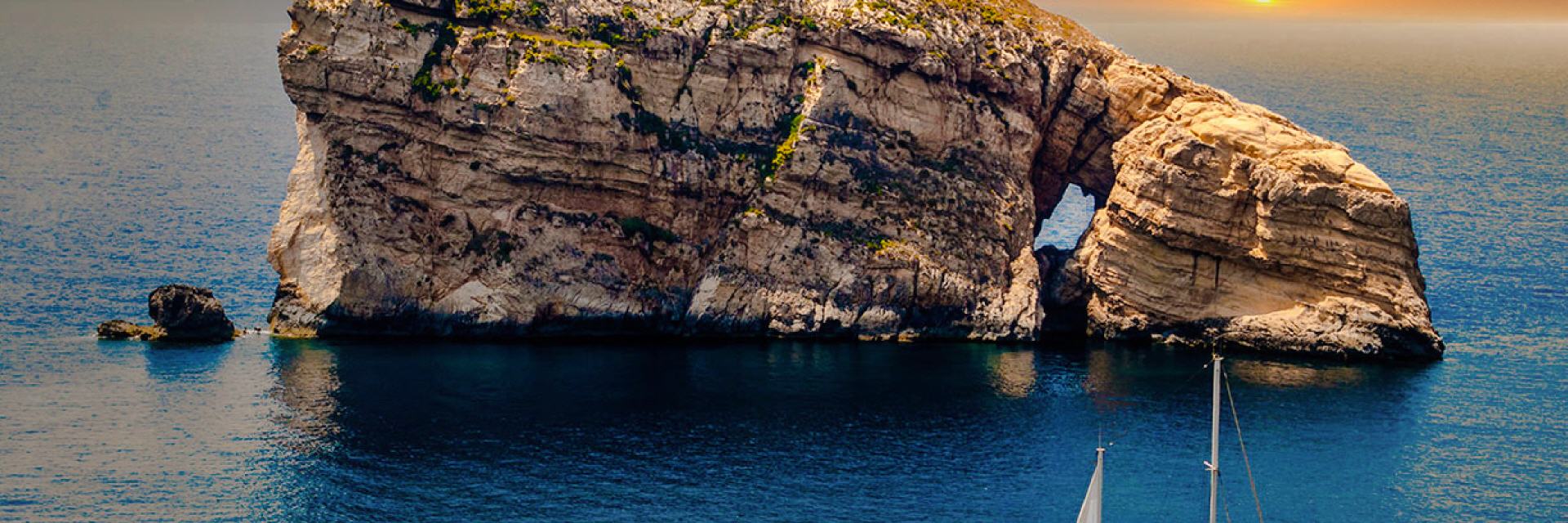 In unmittelbarer Nähe zur ehemaligen Lage des Azure Window befindet sich der Fungus Rock (auch bekannt als Il-Gebla tal-General oder Generals Rock). Diese markante Felsformation hat eine interessante Geschichte, da sie angeblich für die Gewinnung eines seltenen Pilzes namens Malteser Fungus genutzt wurde, der als Heilmittel und Aphrodisiakum betrachtet wurde.