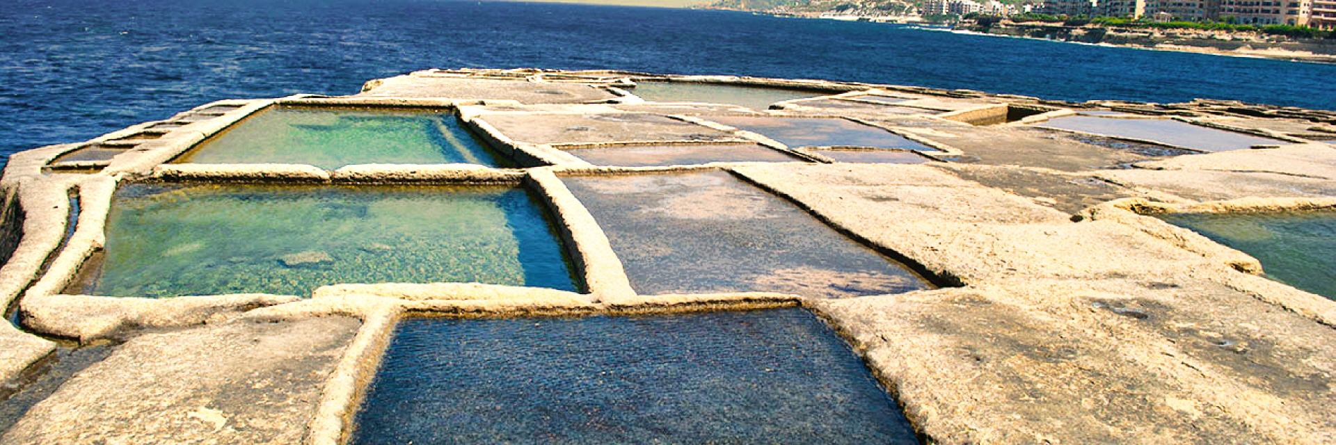 Marsalforn liegt an der Nordküste von Gozo und ist ein beliebtes Ziel für Touristen, die die entspannte Atmosphäre, die malerische Küstenlandschaft und die historischen Sehenswürdigkeiten der Region geniessen möchten.