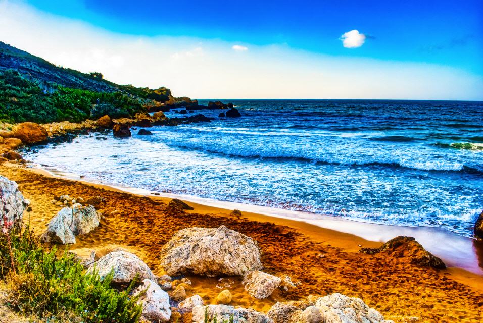 Die San Blas Bay liegt im Norden bei Nadur