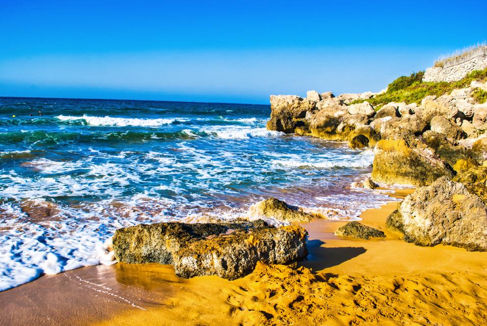 Die San Blas Bay liegt im Norden bei Nadur